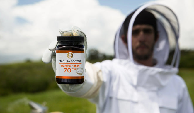 Miód Manuka: Co musisz wiedzieć o prawdziwym i fałszywym miodzie Manuka